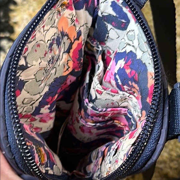 Vera Bradley Scroll Navy Ultralight RFID Petite Cellphone Crossbody NWOT - Picture 8 of 10